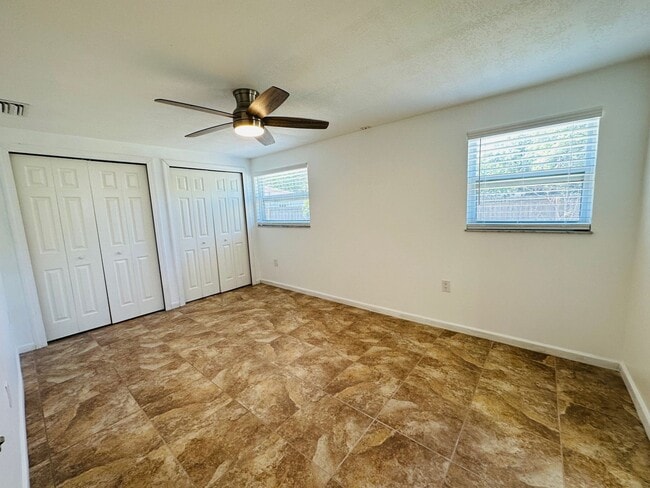 Building Photo - 3/2.5/1 Freshly Updated Pinellas Park Home