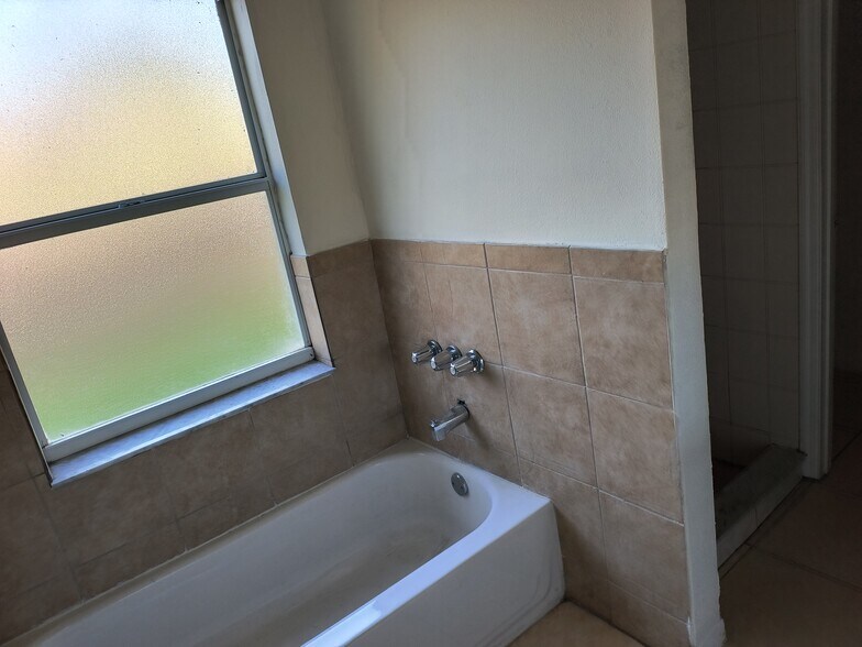 Building Photo - 620 Jaguar Ct