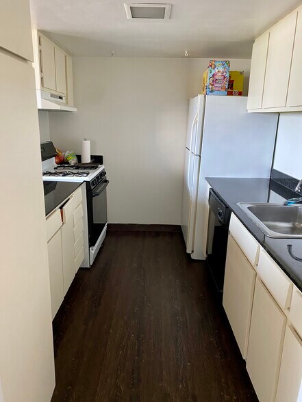 Building Photo - 450 W 7th St