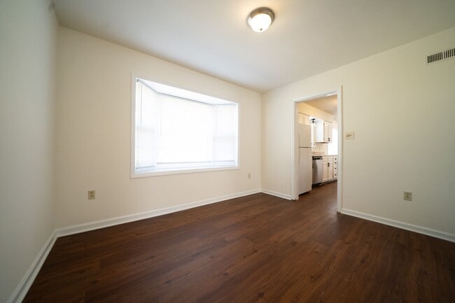 Building Photo - Billy Graham/I85 area  -Two story  3 bed, 2 1/2 bath