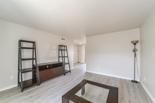 Building Photo - 6202 Skyline Dr