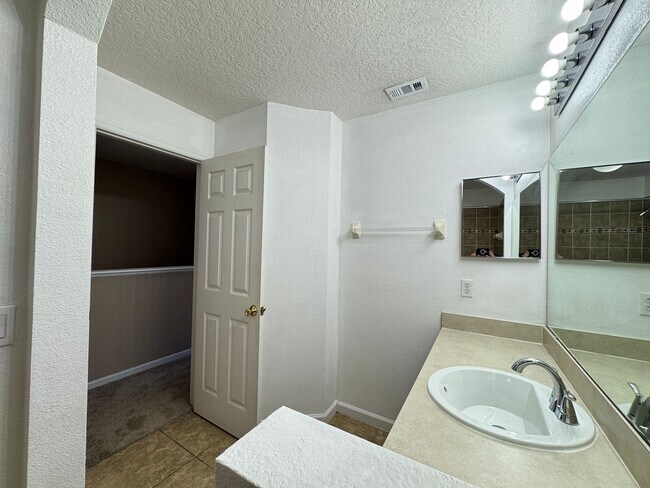 Building Photo - 5 Bedroom Townhome in Avalon Park! TESLA CHARGER INCLUDED!