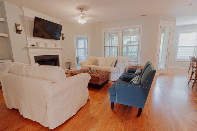 Building Photo - 2402 Via Palma Dr
