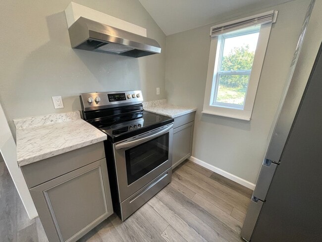 Building Photo - FULLY RENOVATED LESS THAN 2 YEARS - 2BED/1BATH WITH BONUS/OFFICE SPACE