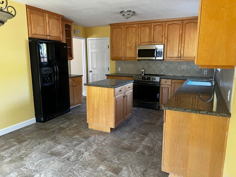 Building Photo - 1650 Glenroy Dr