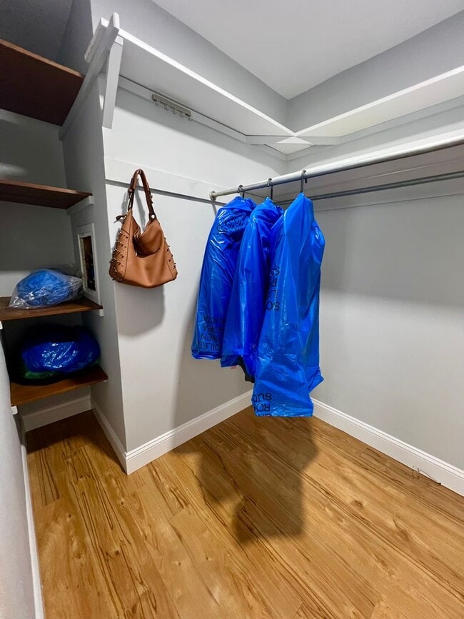 Building Photo - Gorgeous 4-Bedroom Townhome with One-Car Garage! Available NOW!