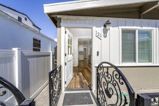 Building Photo - "Turnkey and Fully Remodeled Beachside Ret...