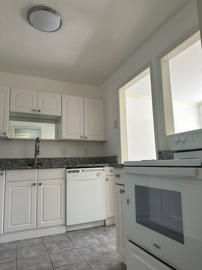 Building Photo - BEAUTIFULLY RENOVATED TOWNEHOME IN WASHING...