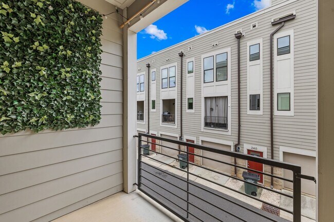 Building Photo - Beautiful Townhome in the Heart of Wesley Heights