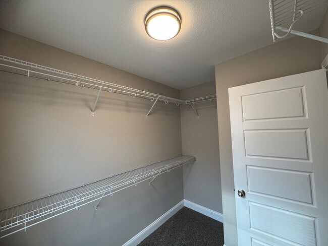 Building Photo - Stunning 4-Bedroom, 3-Bathroom Home – A Mu...