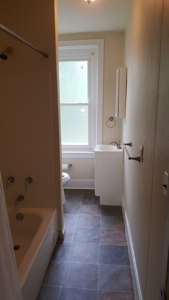 Full bathroom - 125 s 8th st