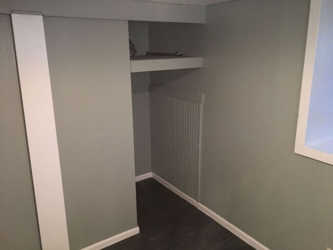 Building Photo - AVAILABLE SEPTEMBER 1st - 1 Bed 1 Bath Efficiency Apt across from Portland Square Park