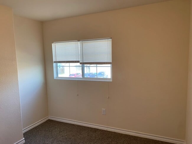 Building Photo - Town home for rent