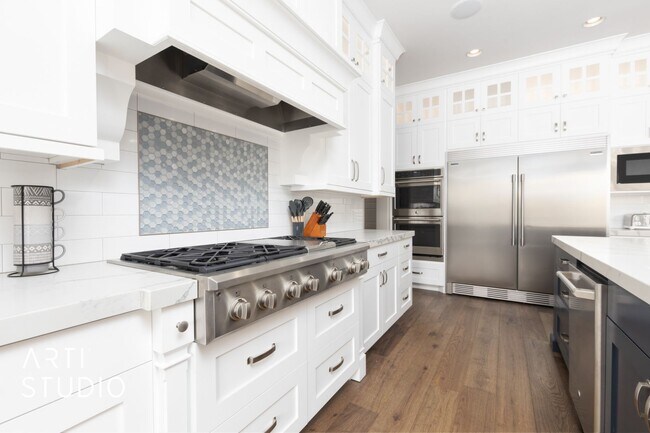 Building Photo - Gorgeous 5 bed 4 bath with AWESOME BACK YA...