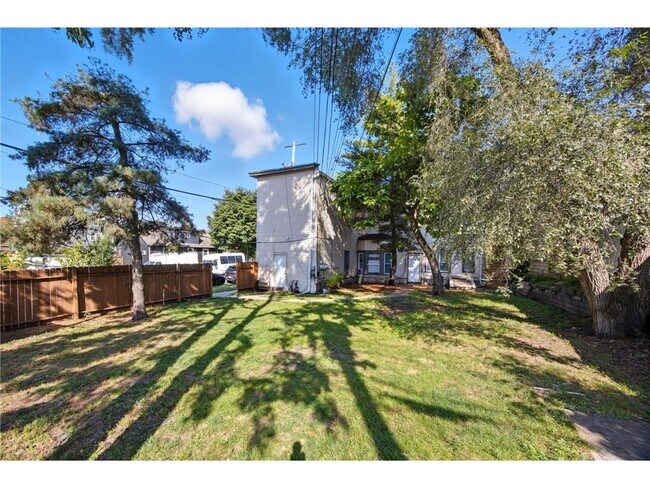 Building Photo - 568 N Farrington St