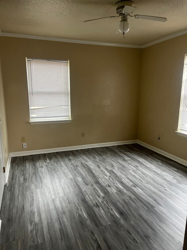 Building Photo - 1007 Wallace St