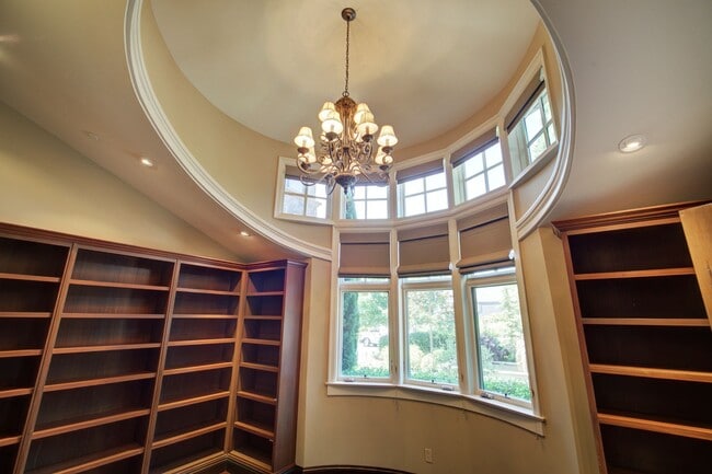 Building Photo - 4Bd+Den/4.5Ba Clyde Hill House