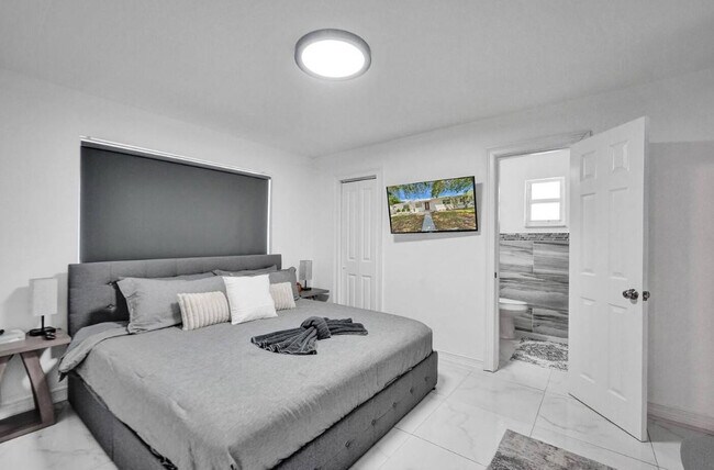 Building Photo - 2001 Washington St