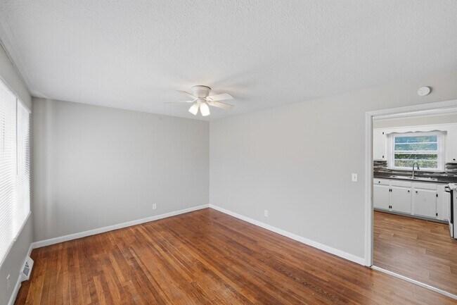 Building Photo - Beautifully Maintained 3BR Home with Hardwood Floors & Private Yard!