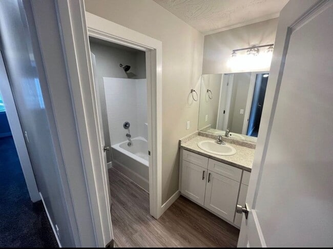 Building Photo - Cedar Bend Townhome,  Pets Okay