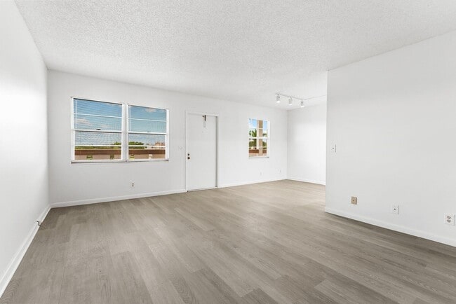 Building Photo - 4006 Cornwall Dr