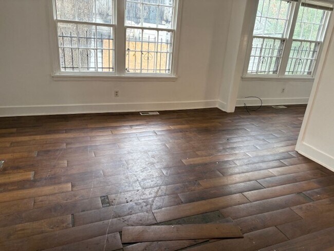 Building Photo - 5005 W 31st St