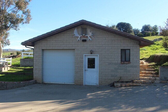 Building Photo - 18655 Oak Ridge Ln