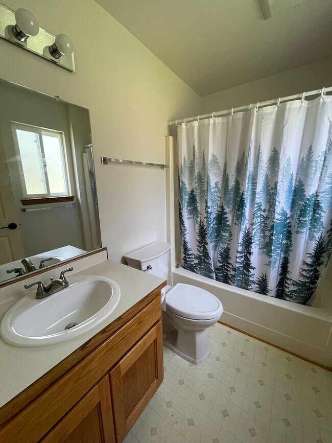 Building Photo - Beautiful 3 Bedroom Home, Pet Friendly!