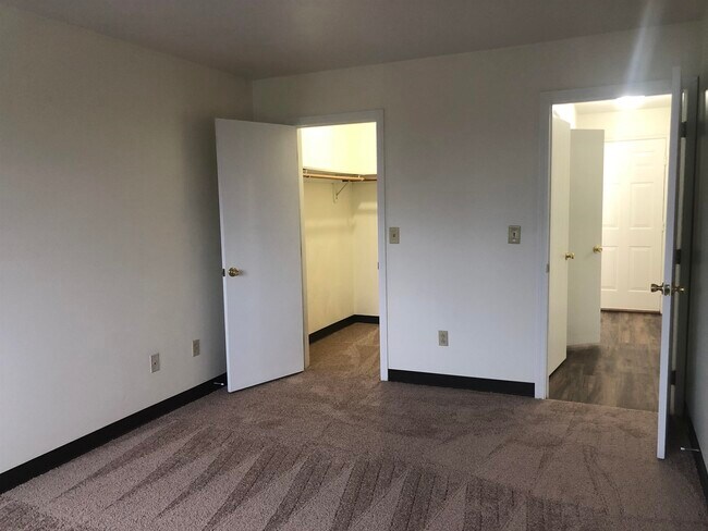 Building Photo - 383 Huse Rd