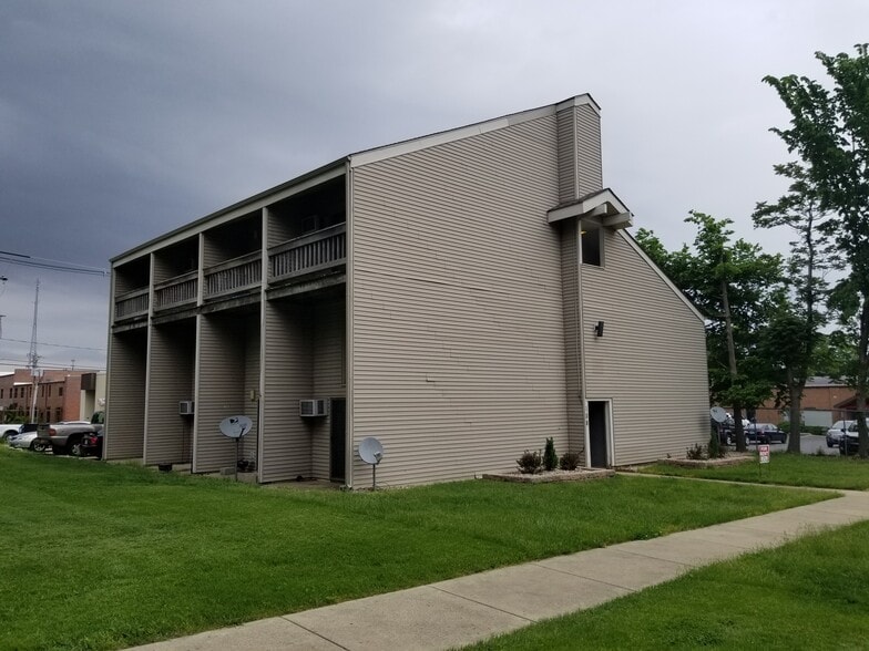 Building Photo - 108 W Charles St