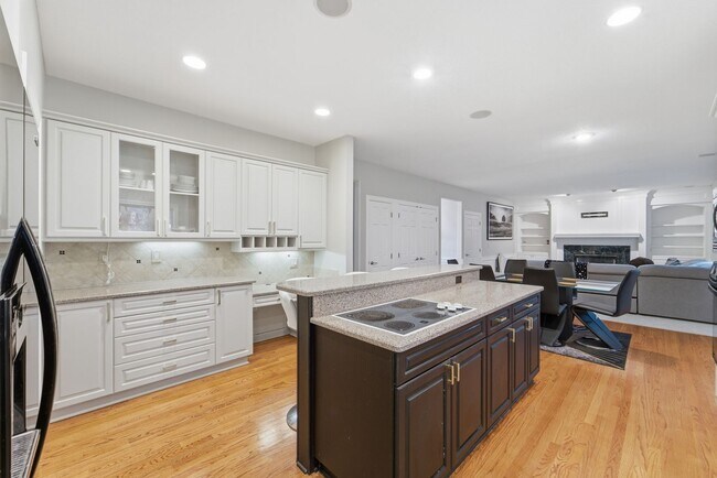 Building Photo - TIMELESS COMFORT!! 4 Bedroom, 4 Bathroom Home in Urbandale!