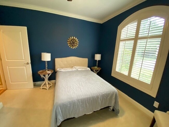 Building Photo - Beautiful Fully Furnished 3 bed 2 bath hom...