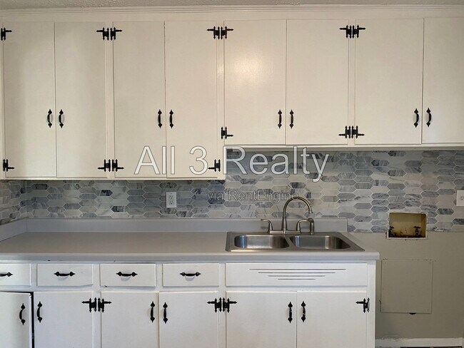 Building Photo - 1717 Robison Hill Rd