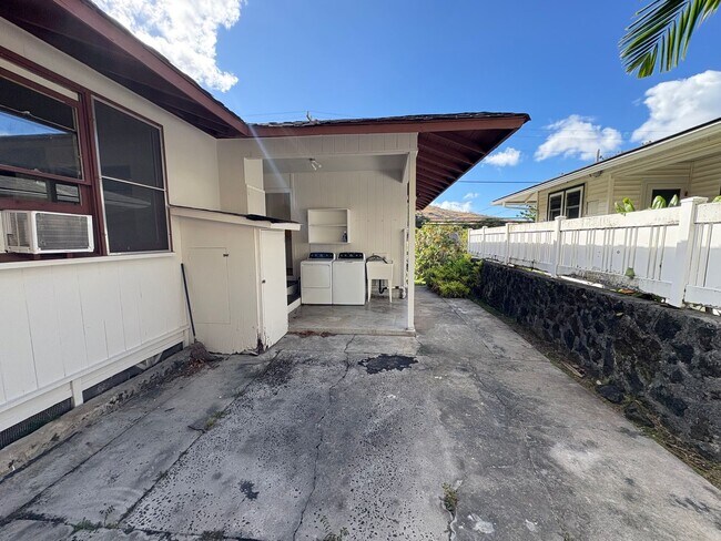 Building Photo - Charming 3 bedroom, 1 bath home in Manoa!