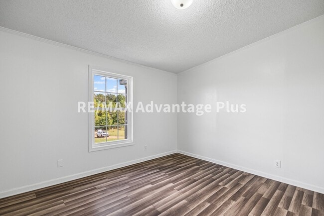 Building Photo - Spacious 4 bedroom home in private setting