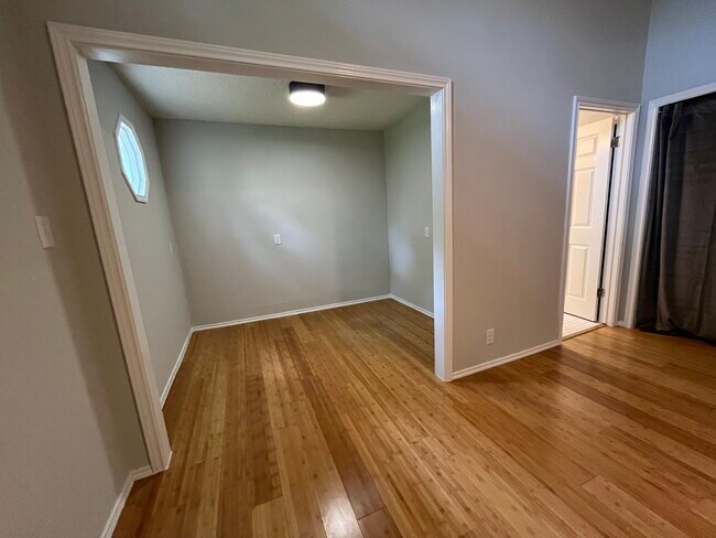 Building Photo - 1904 E 10th St