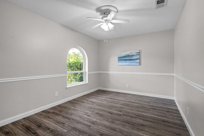 Building Photo - 2121 Sunrise Trail