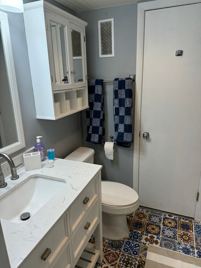 Building Photo - 210 75th Ave N