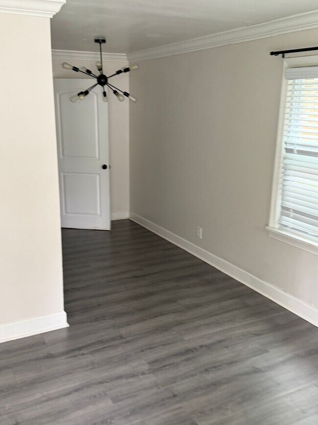 Building Photo - 3 BR/1BA | Newly Renovated Cottage| Cove security system| Fully fenced backyard