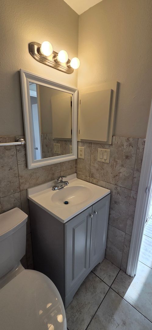 Building Photo - 2/1 Home in suberb location, pet friendly!