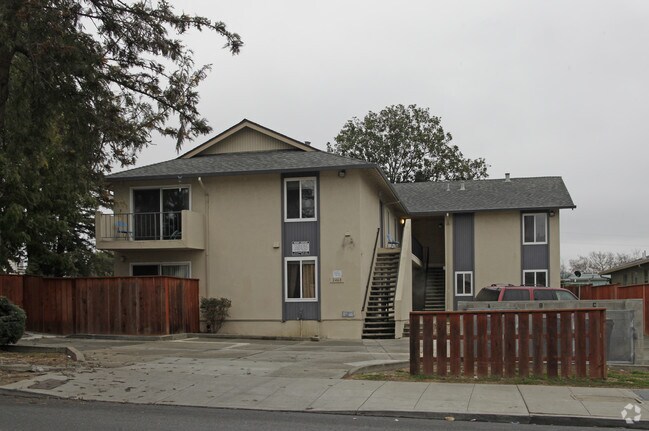 Primary Photo - 2468 Coolidge Ave