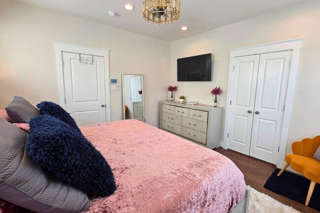 Building Photo - 5342 Donovan Gdns Ln