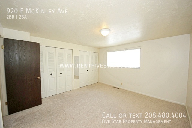 Building Photo - Spacious McKinley Townhome Available! Visi...