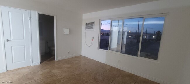 Building Photo - 305 N 10th St