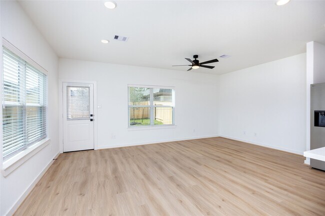 Building Photo - 2027 Longmire Villas Ct