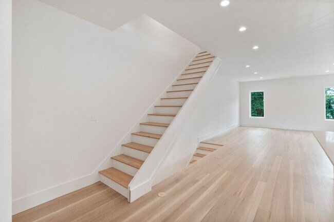 Building Photo - 129 French St