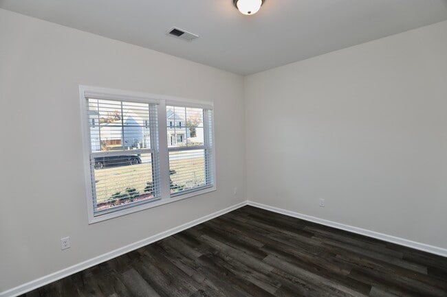 Building Photo - 1960 Barnhart Dr