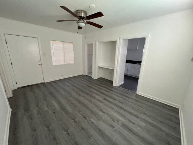 Building Photo - 5223 De Longpre Ave