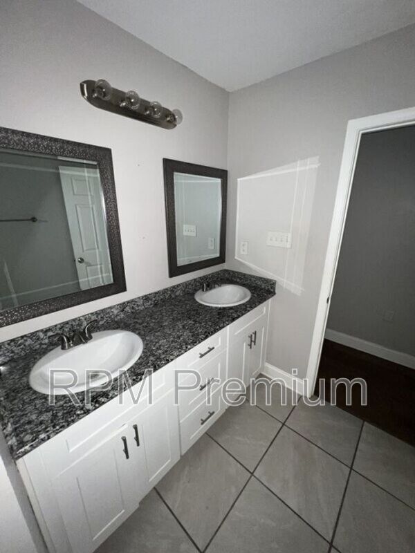 Building Photo - 4922 Sunnybrook Dr