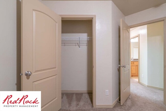 Building Photo - Beautiful 3 bedroom, 2.5 bathroom Townhome...